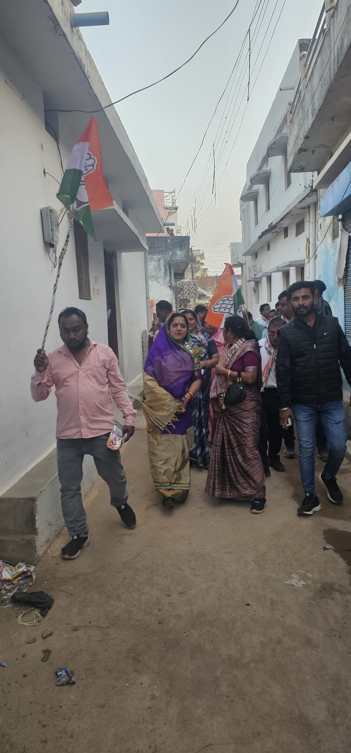 वार्ड नंबर 12 में कांग्रेस प्रत्याशियों का भव्य जनसंपर्क, जनता का अपार समर्थन।