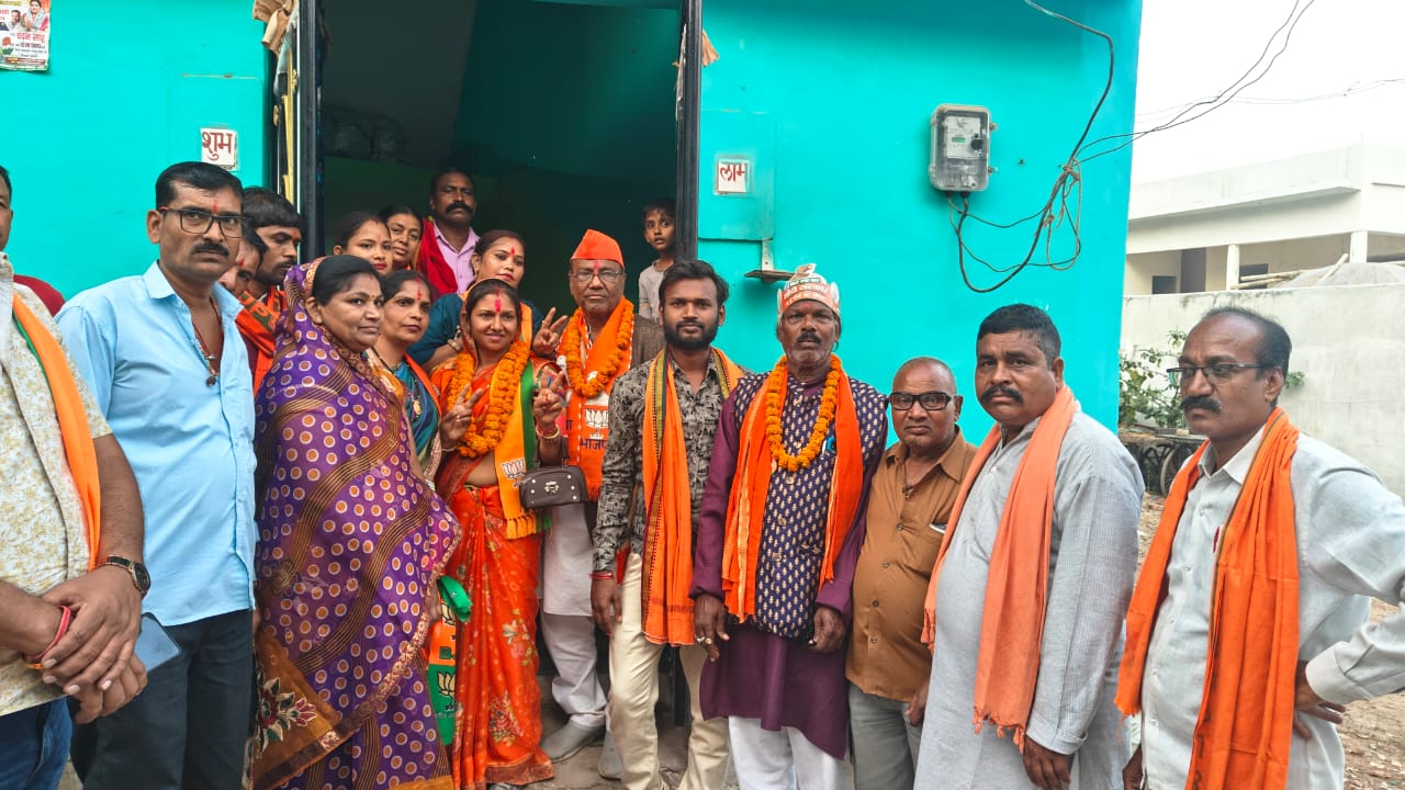 वार्ड नंबर 9 में वेंकट अग्रवाल और सरोज साहू ने भाजपा के लिए मांगे वोट।