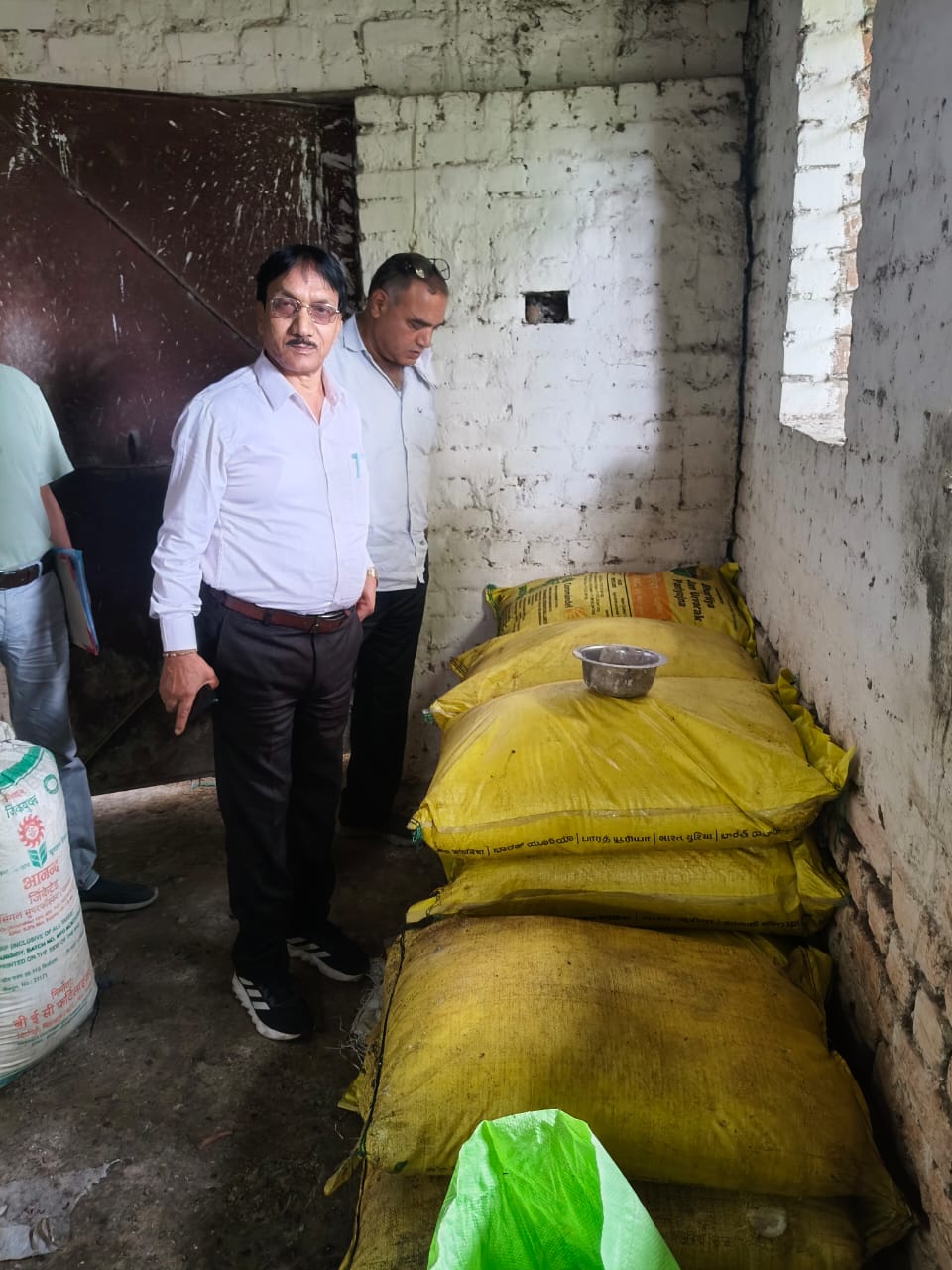 आधा दर्जन खाद दुकानों में छापामार कार्रवाई,खाद गोदाम सील,लाइसेंस निलंबित।