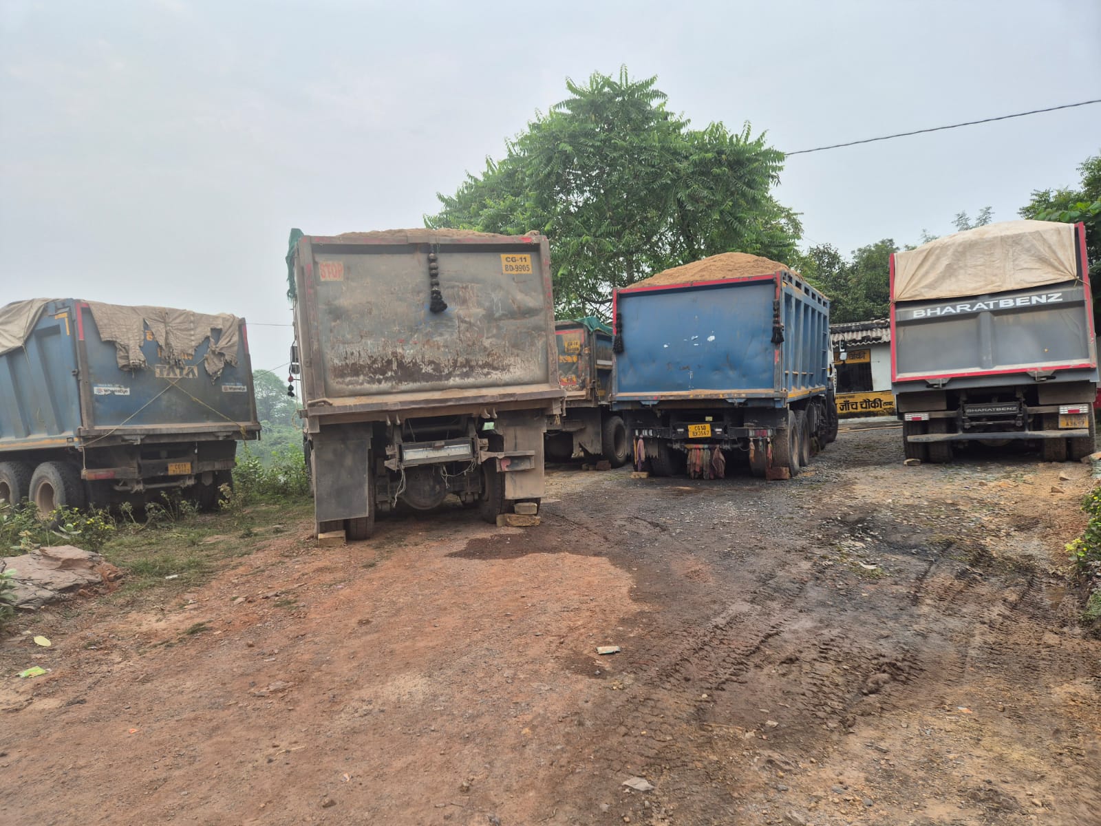 खनिजों का अवैध परिवहन करते 5 हाइवा सहित 09 वाहन जब्त।