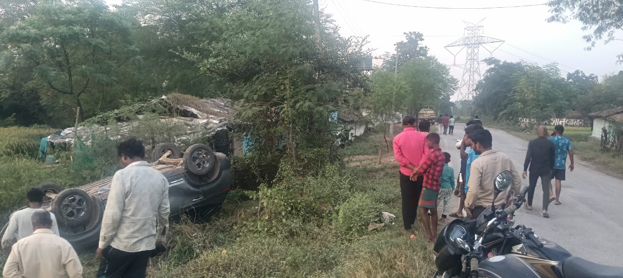 ठेकेदार की मनमानी और PWD की लापरवाही से सड़क बनी मौत का रास्ता।