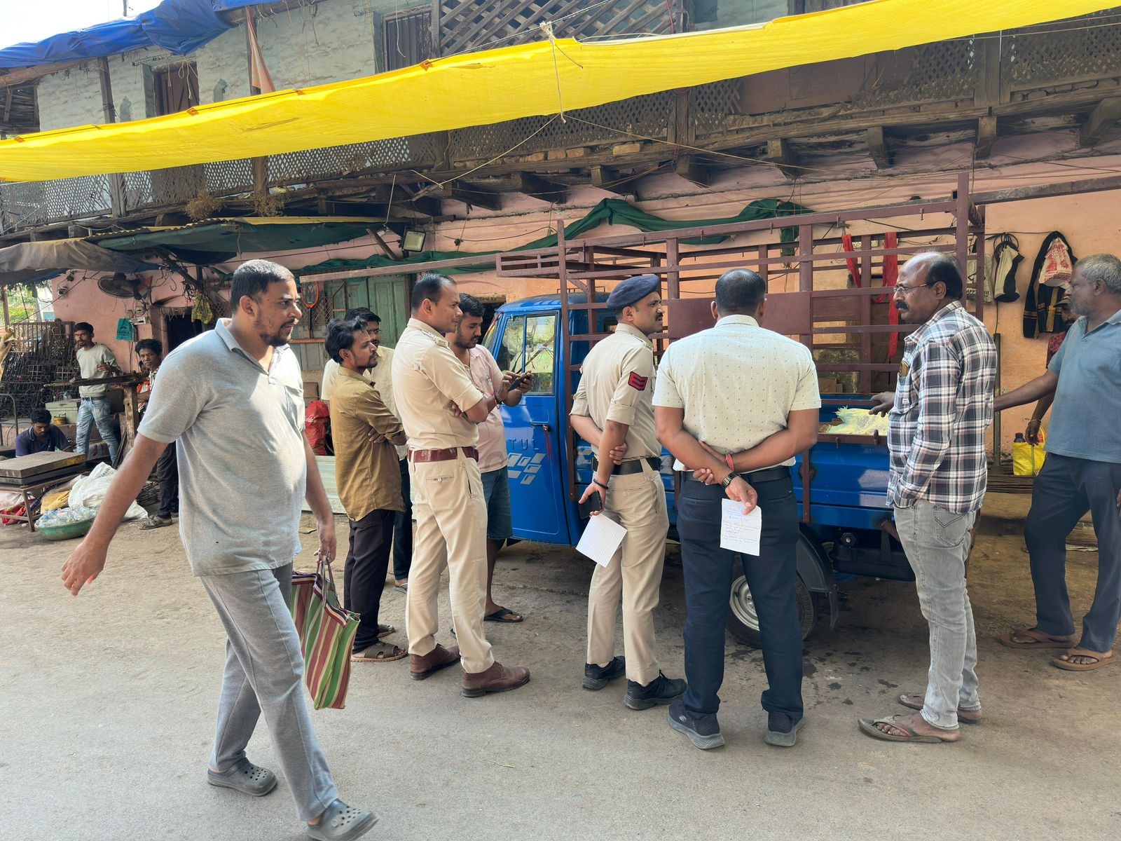 थाना सिटी कोतवाली पुलिस की सरप्राइज चेकिंग — कबाडियों पर सख्त कार्रवाई।