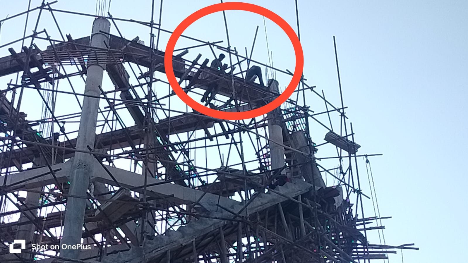 बिना सेफ्टी गियर के पानी टंकी पर चढ़े मजदूर — ठेकेदार की मनमानी से फिर दोहराई जा रही लापरवाही।