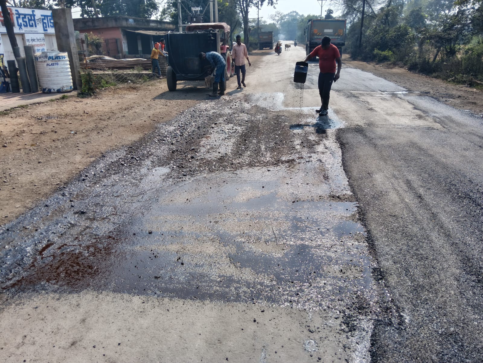 जिले में सड़कों की मरम्मत का काम तेज़ी से जारी, दिसम्बर तक पूर्ण होंगे सभी कार्य।